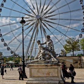 grande roue derrière statue